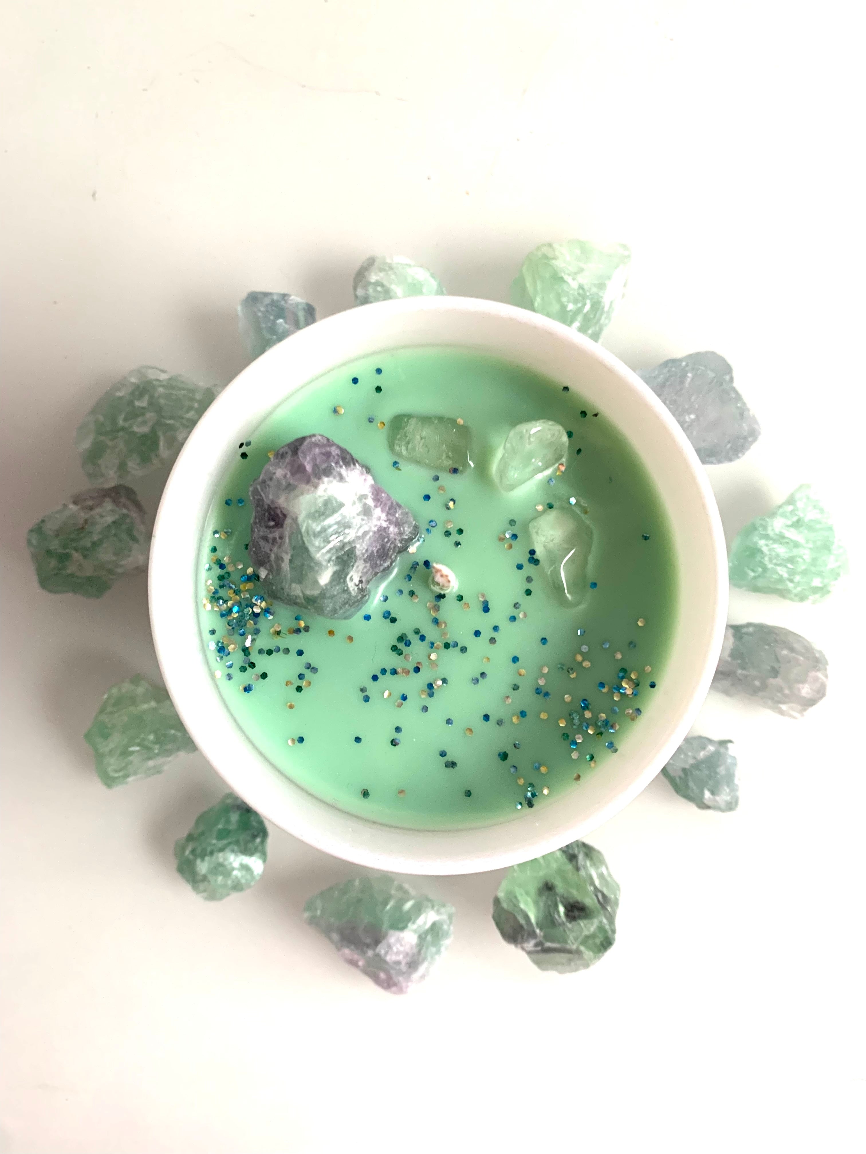 Neumond Kristallkerze im Sternzeichen Wassmermann - Manifestieren, mit ätherischen Ölen und Glitzer